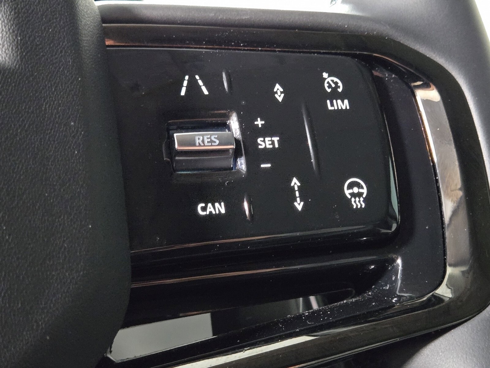 Used 2024 Land Rover Range Rover Evoque Dynamic SE image 23