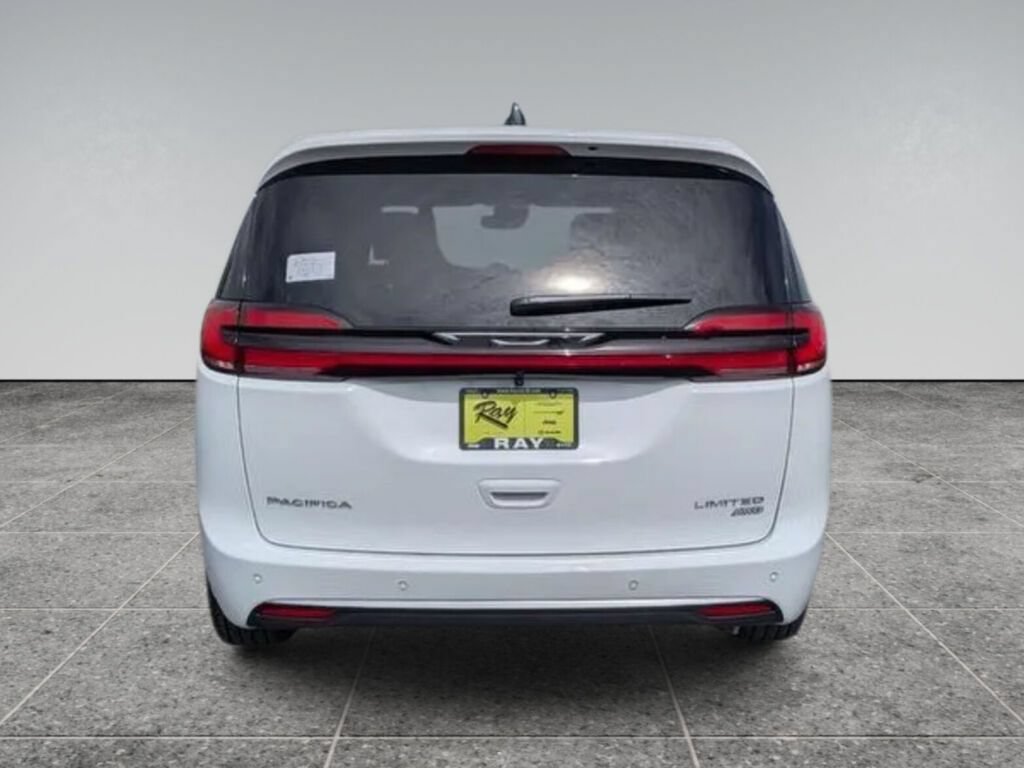 New 2027 Chrysler Pacifica Limited w/ Family Tech Group AWD/4WD image 7