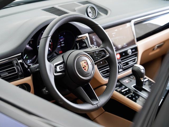 Certified 2025 Porsche Macan image 9