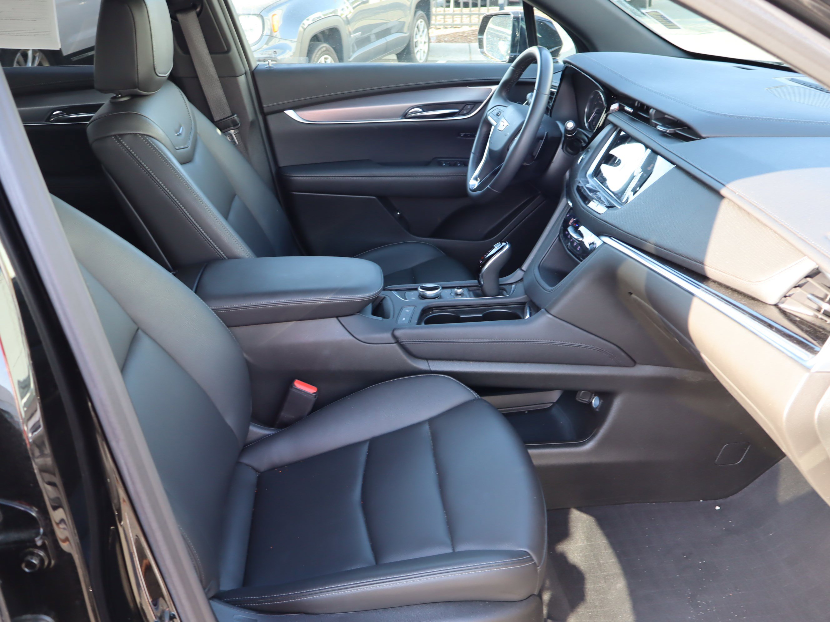 Used 2025 Cadillac XT6 Luxury image 39