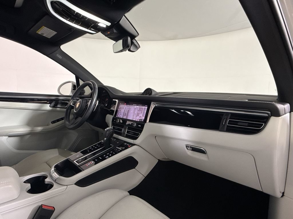 Certified 2023 Porsche Macan AWD/4WD image 17