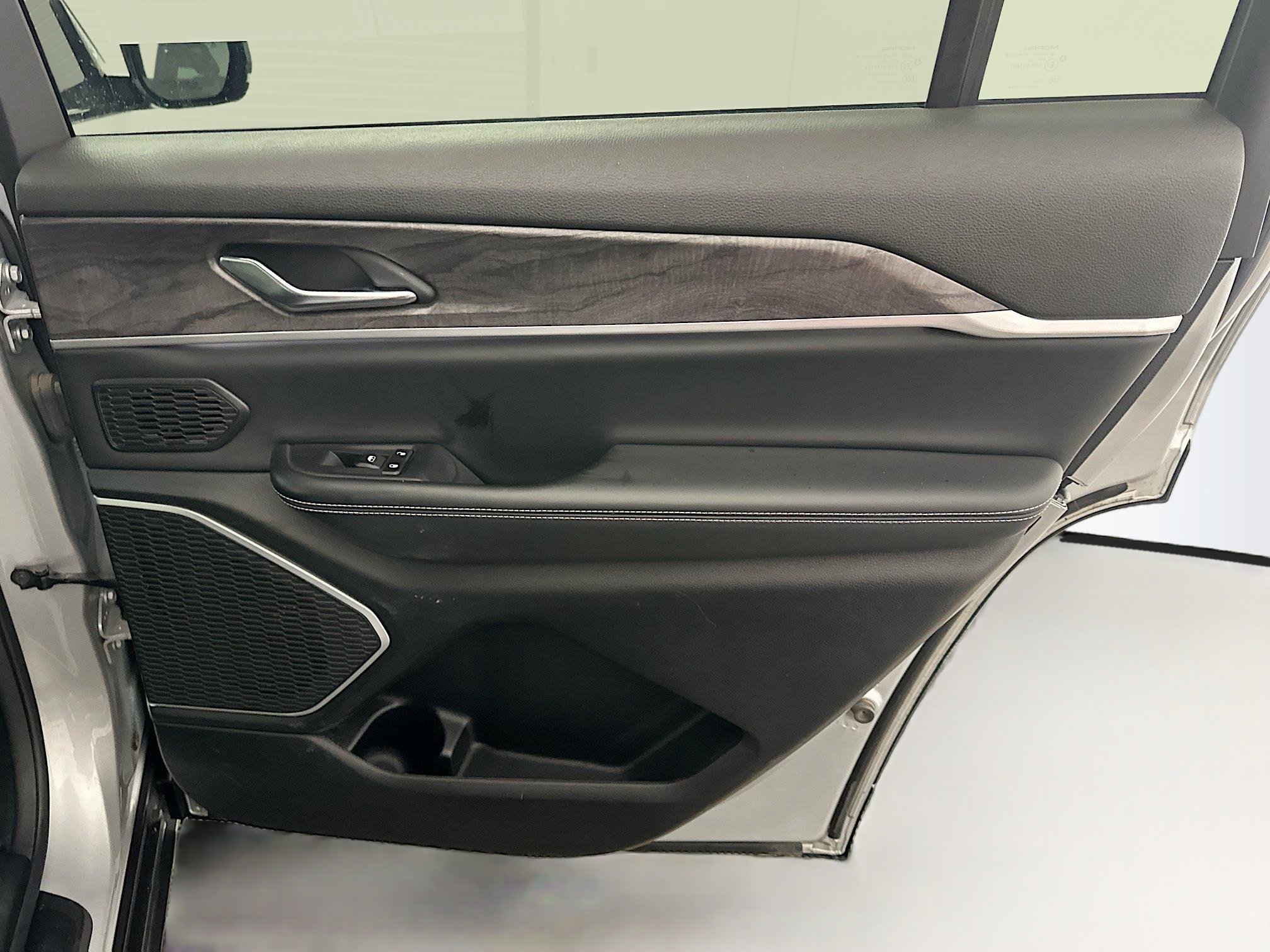 Used 2023 Jeep Grand Cherokee L Limited w/ Black Appearance Package image 34