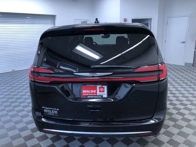 Used 2025 Chrysler Pacifica Select image 6