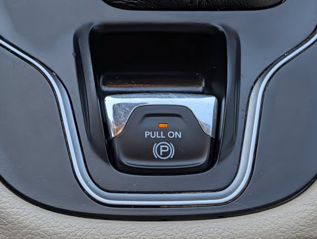 Used 2019 Jeep Cherokee Latitude w/ Popular Appearance Group FWD image 16