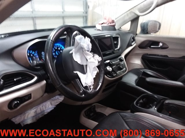 Used 2020 Chrysler Pacifica Touring-L image 11