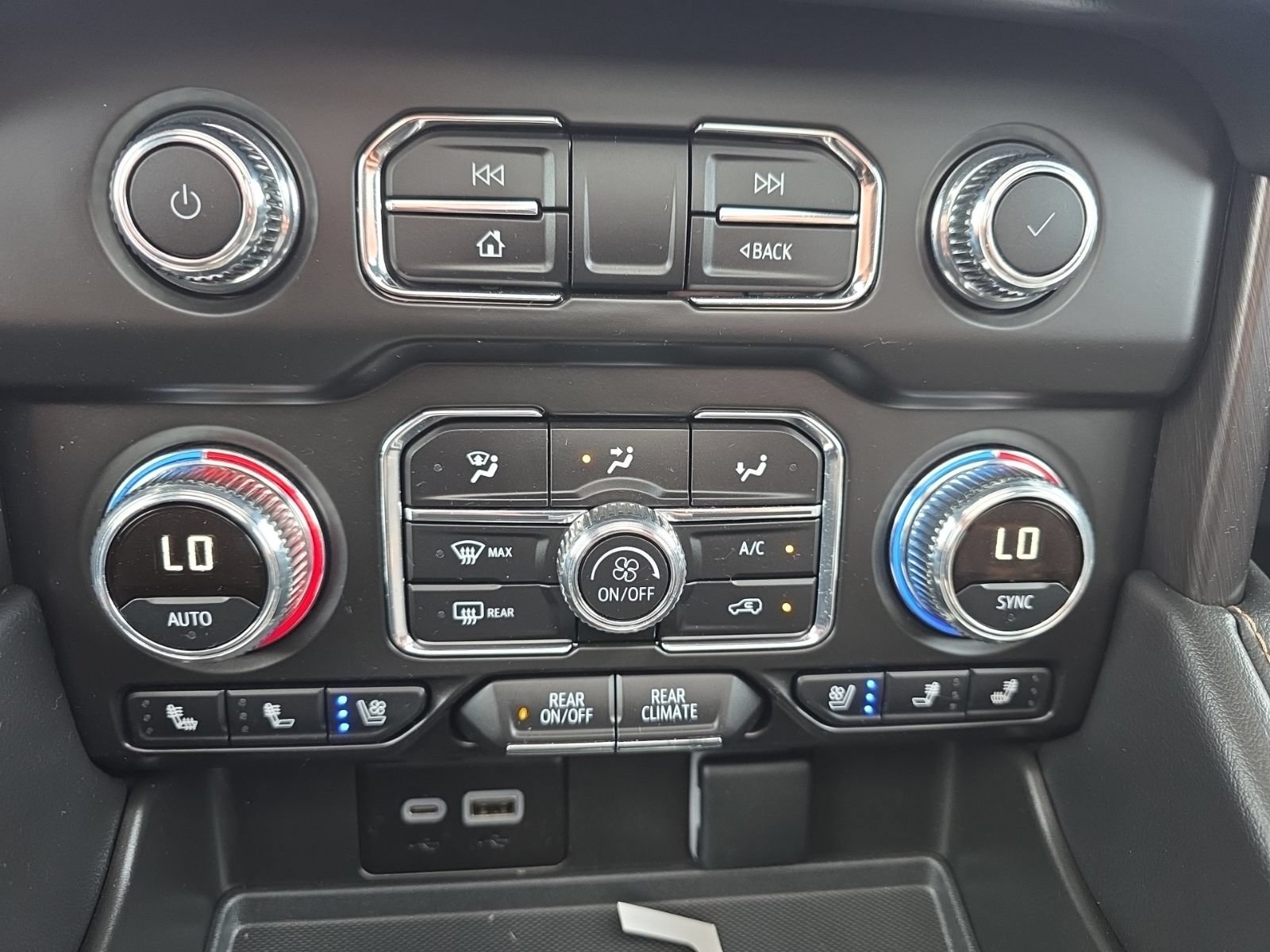 Used 2024 GMC Yukon AT4 w/ Technology Package AWD/4WD image 19