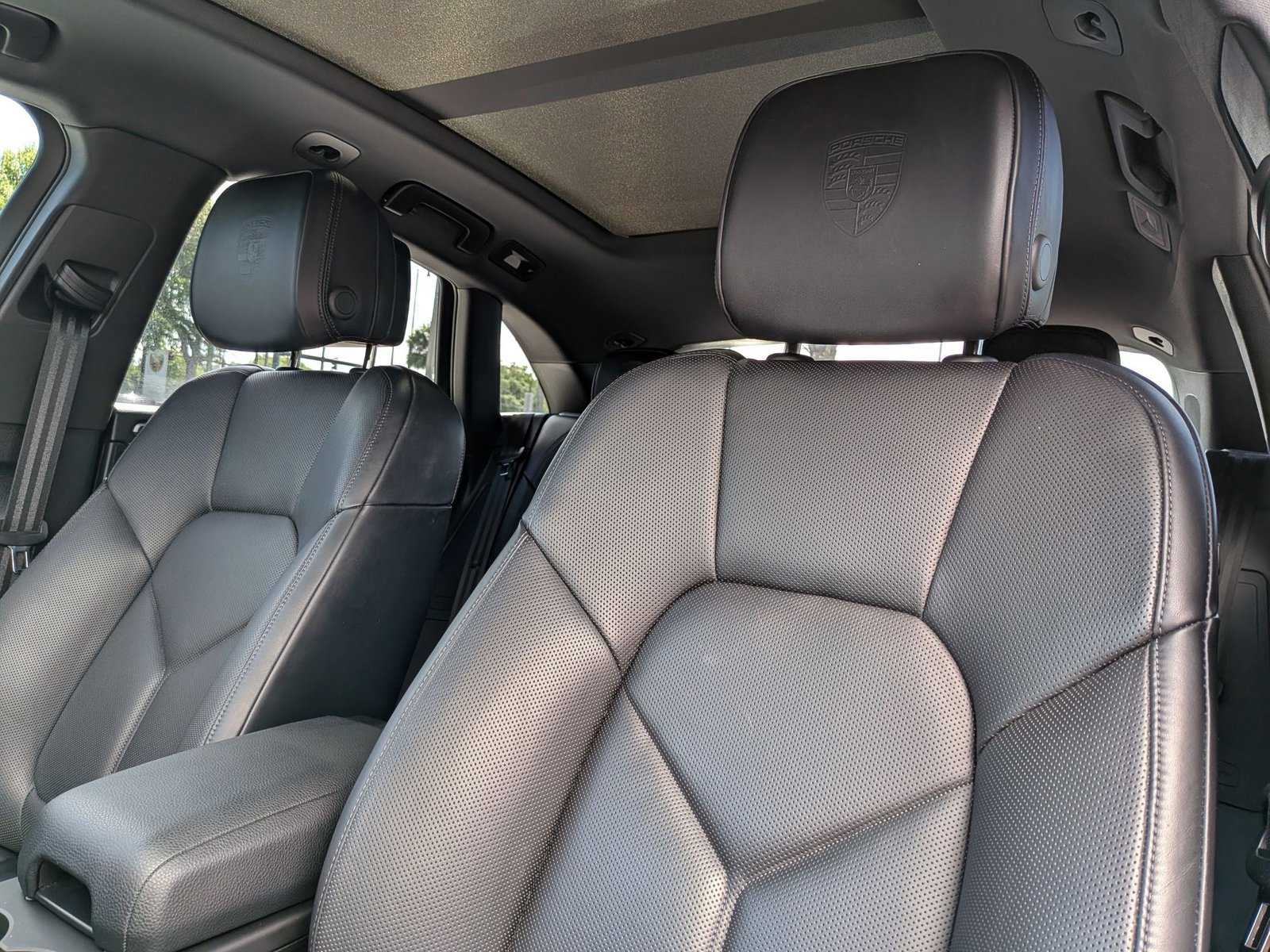 Certified 2025 Porsche Macan AWD/4WD image 5