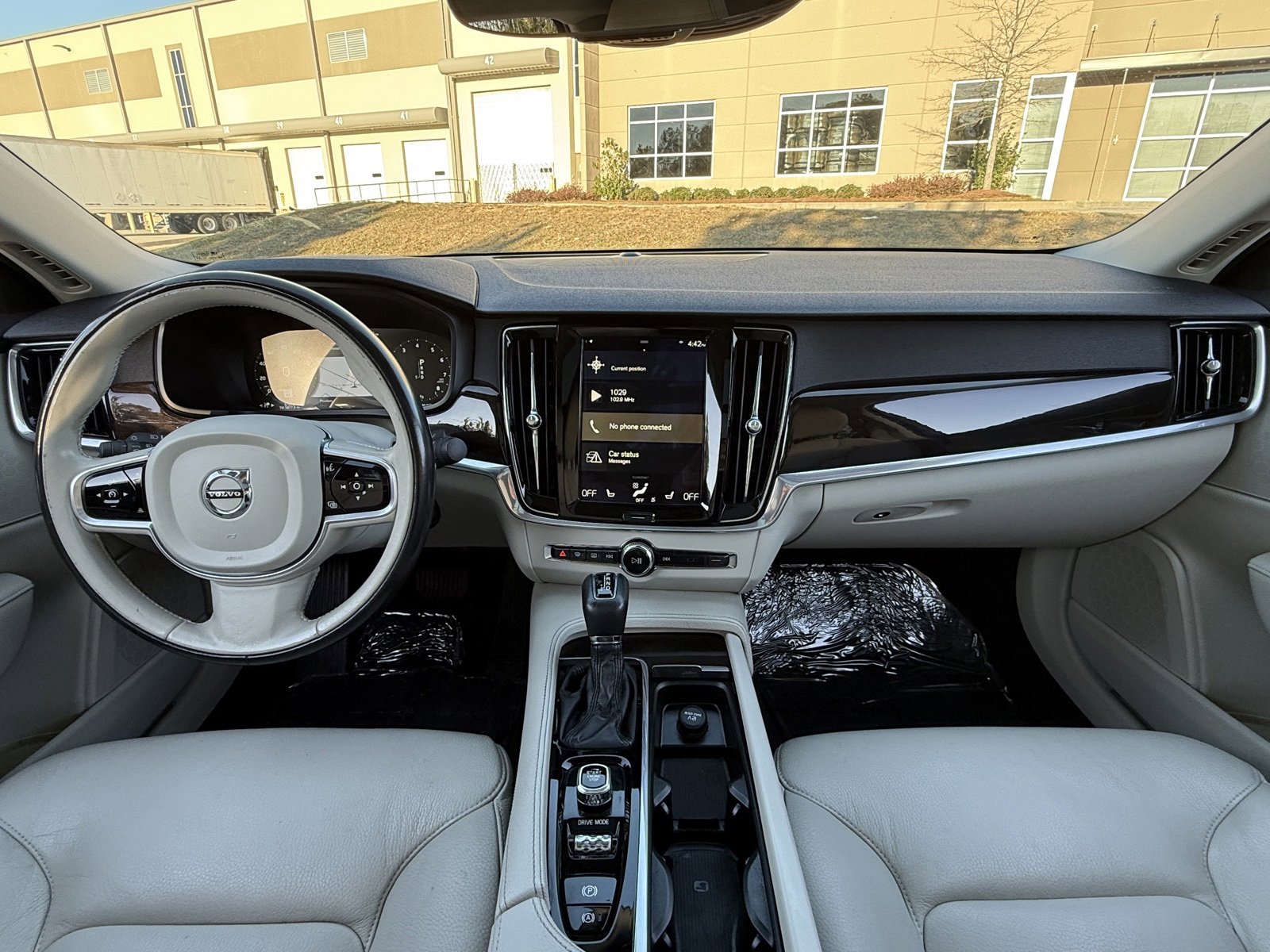 Used 2018 Volvo S90 T5 Momentum w/ Convenience Package image 22