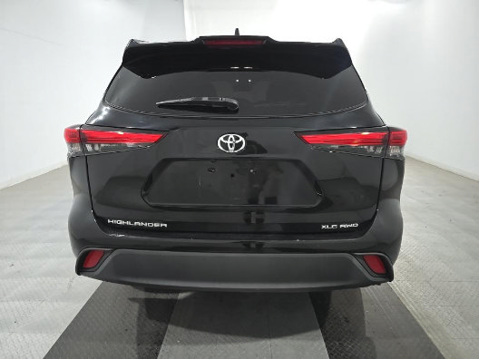Used 2021 Toyota Highlander XLE AWD/4WD image 5