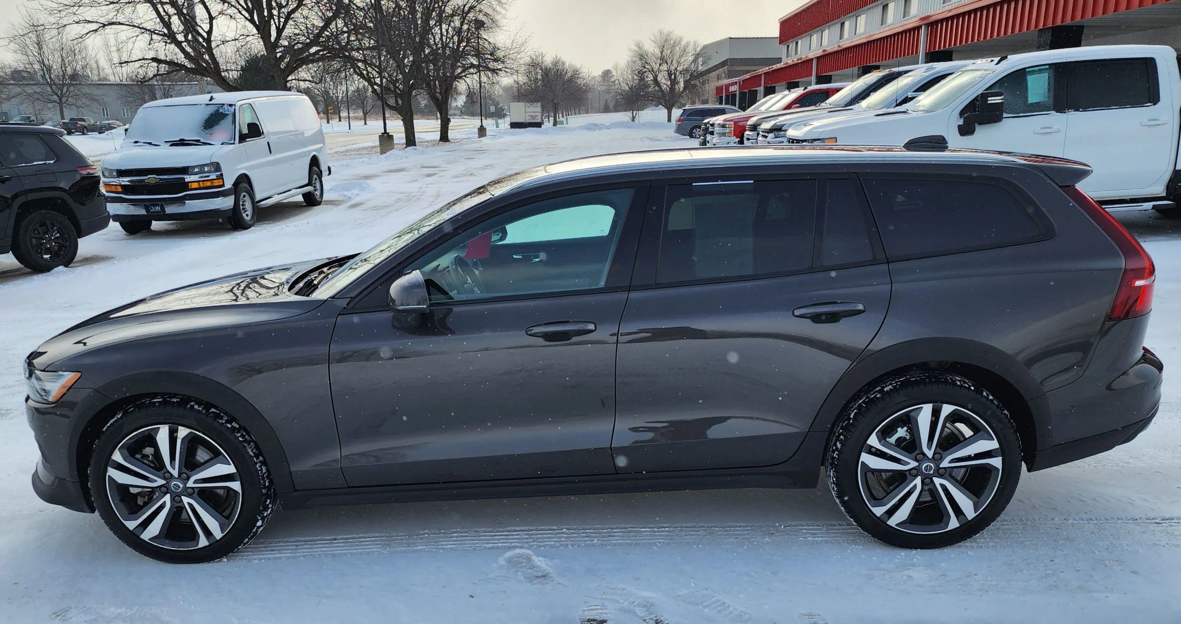 Used 2025 Volvo V60 B5 Cross Country Plus image 13