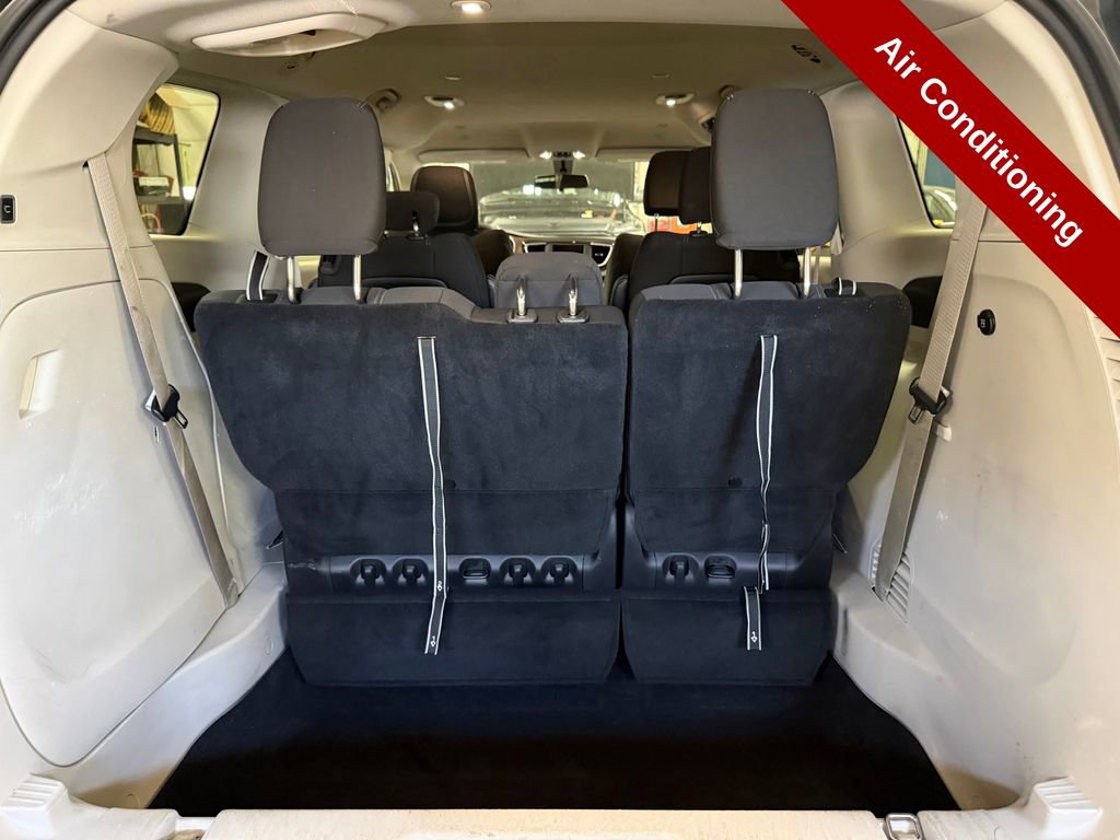 Used 2022 Chrysler Voyager LX FWD image 33