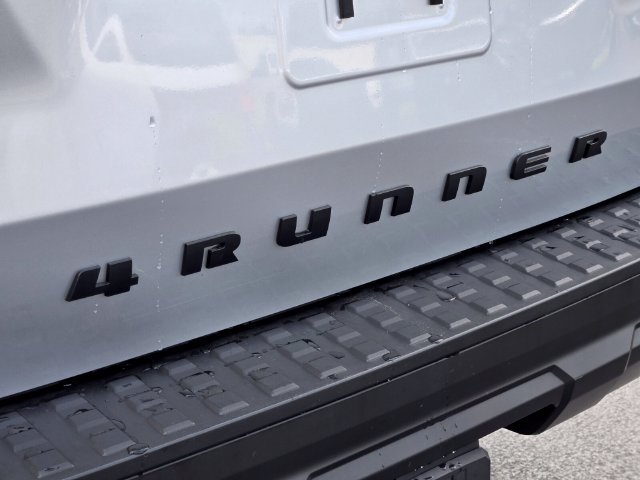 Used 2025 Toyota 4Runner SR5 AWD/4WD image 17