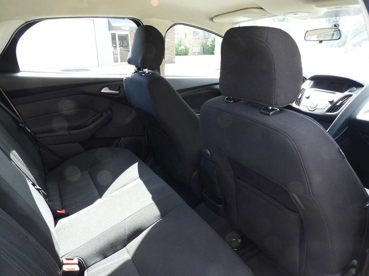 Used 2017 Ford Focus SE FWD image 29