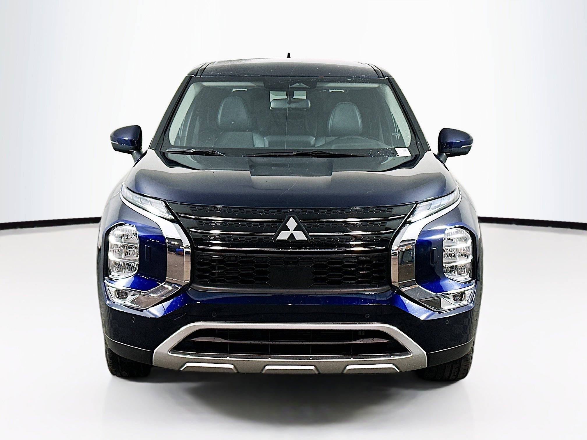 Used 2024 Mitsubishi Outlander SE image 2