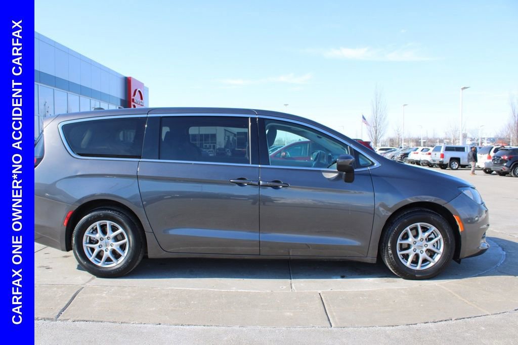 Used 2023 Chrysler Voyager LX image 6