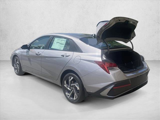 Certified 2025 Hyundai Elantra SEL image 2