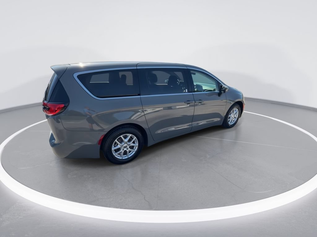 Used 2023 Chrysler Pacifica Touring-L FWD image 8