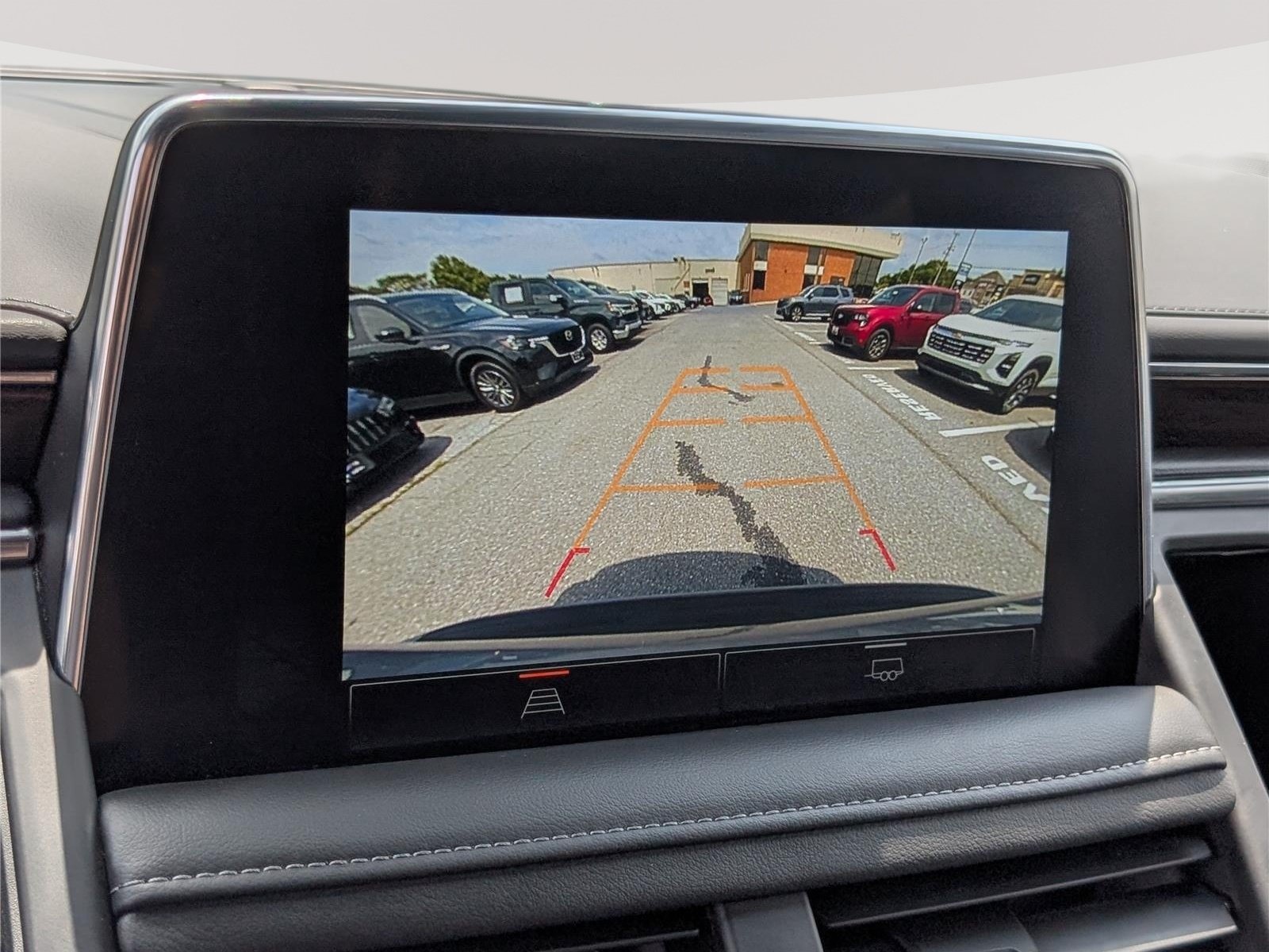 Used 2023 GMC Yukon SLE w/ Gmc Pro Safety Plus Package RWD image 29