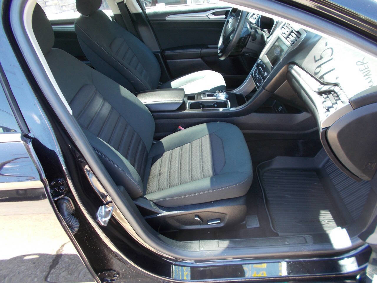 Used 2019 Ford Fusion SE AWD/4WD image 18