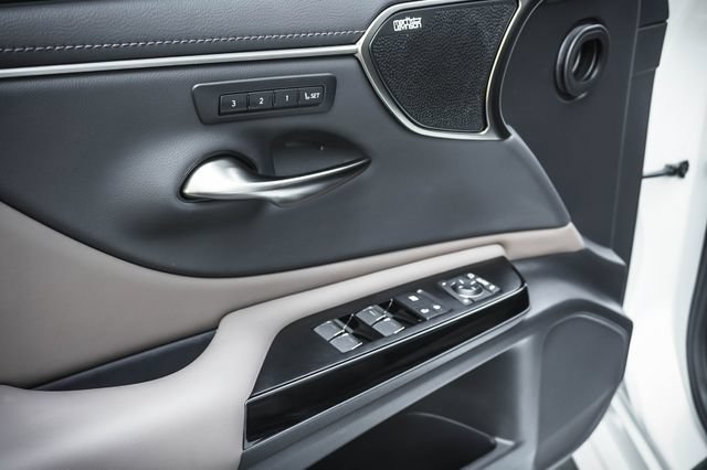 Certified 2025 Lexus ES 300h w/ Accessory Package (Z2) FWD image 12