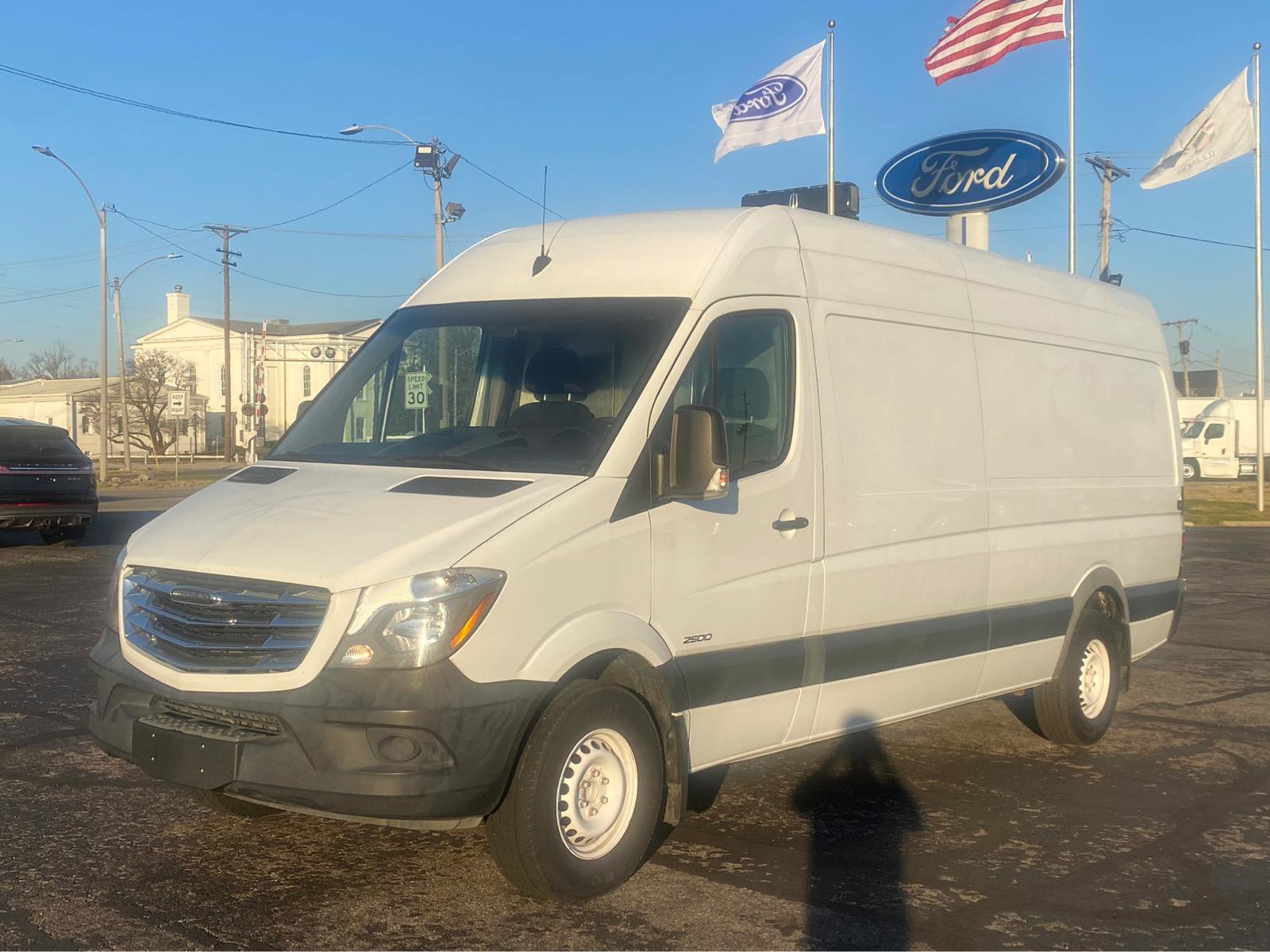 Used 2015 Freightliner Sprinter 2500 RWD image 2
