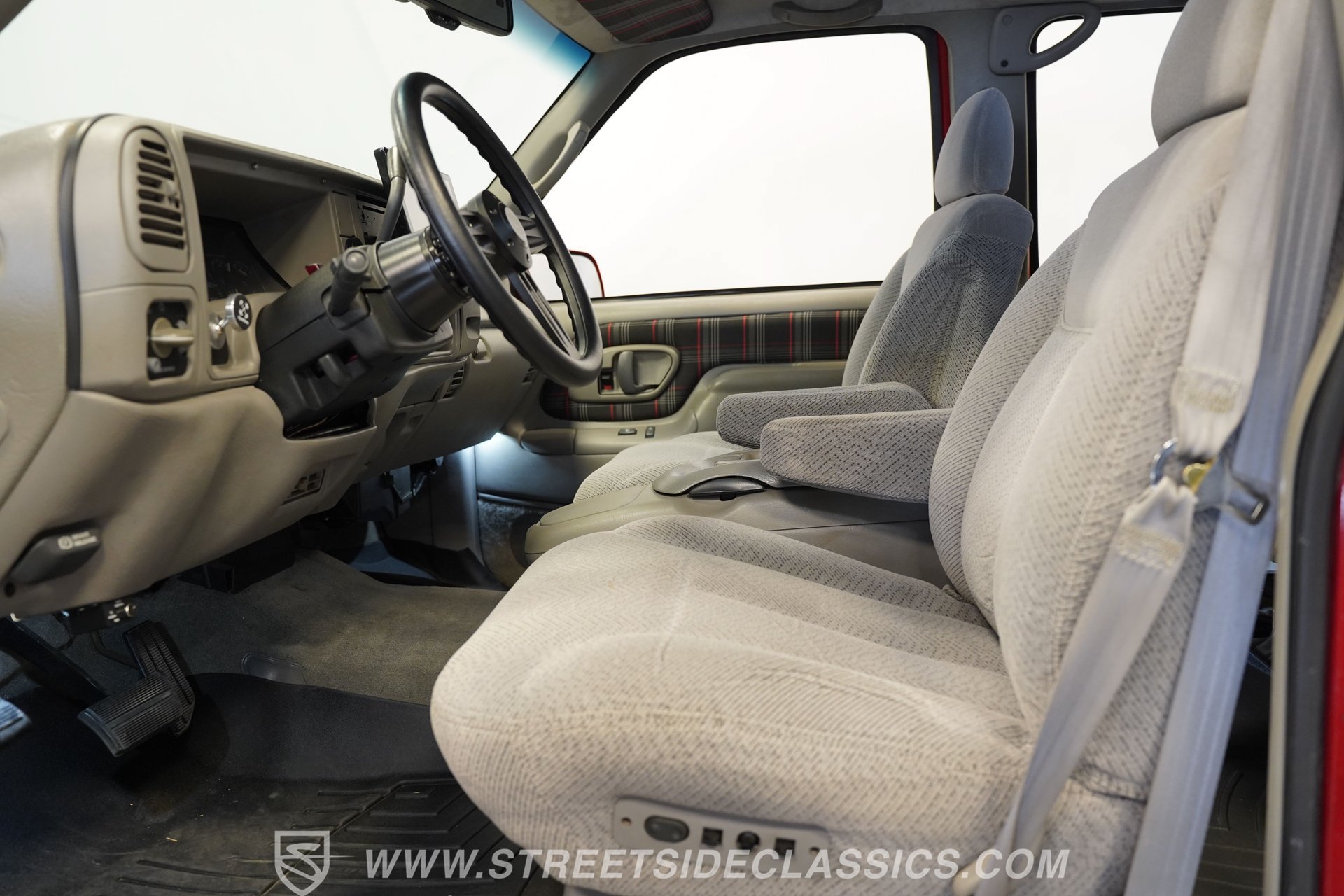 Used 1996 Chevrolet Suburban 2WD image 3