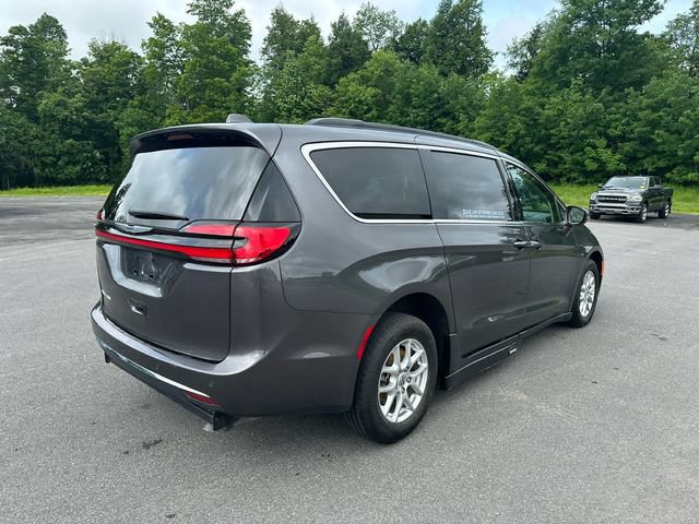 Used 2022 Chrysler Pacifica Touring-L FWD image 5