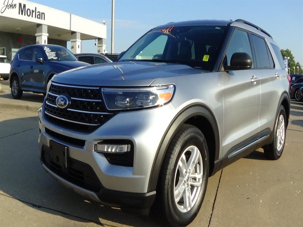 Used 2024 Ford Explorer XLT w/ Equipment Group 202A image 2