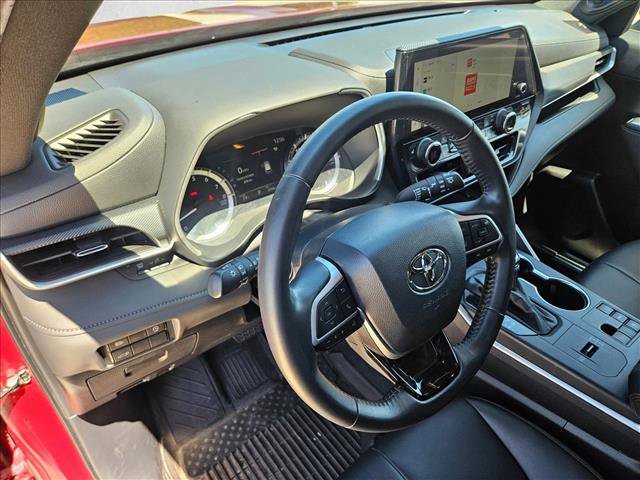Used 2024 Toyota Highlander XSE FWD image 9