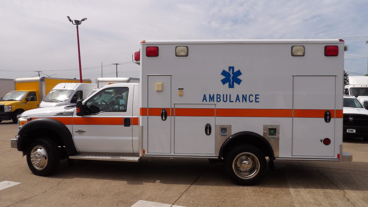 Used 2012 Ford F450 XLT w/ Ambulance Preparation Pkg RWD image 4