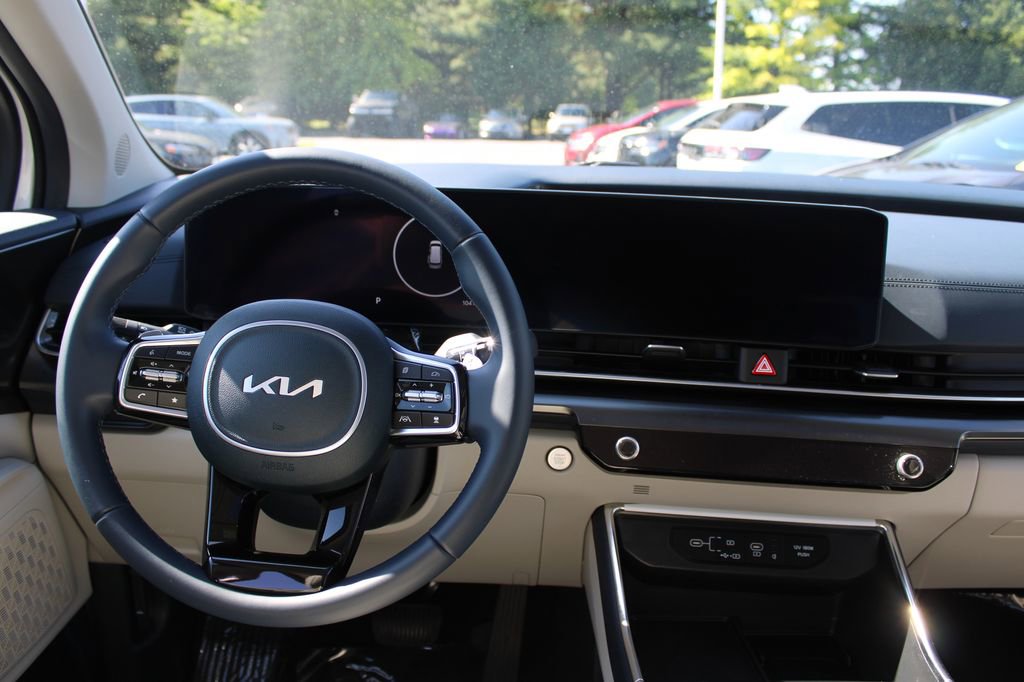 Used 2025 Kia Carnival SX w/ SX Dark Edition Package FWD image 19