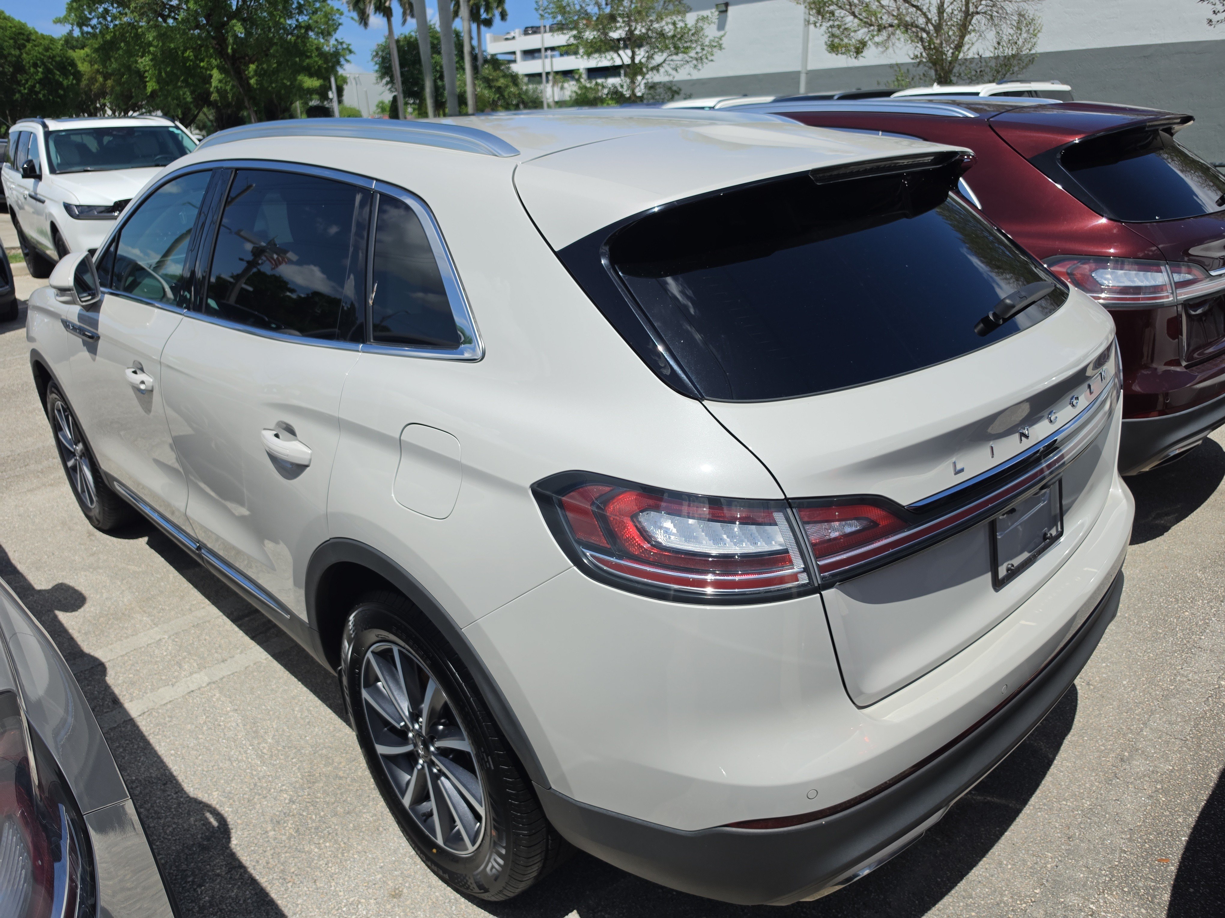 Used 2022 Lincoln Nautilus FWD image 3