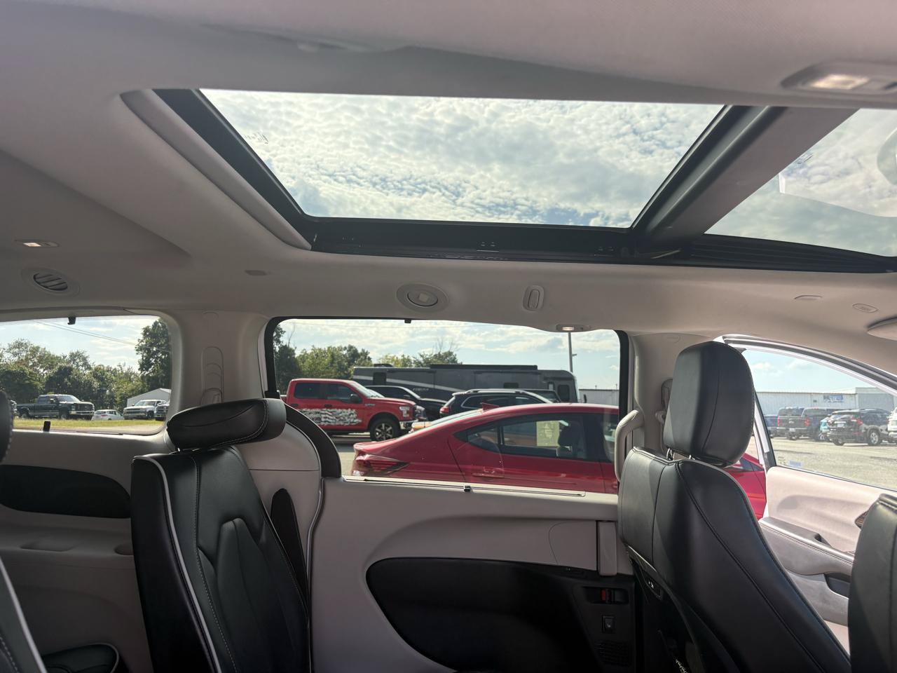 Used 2024 Chrysler Pacifica Limited FWD image 54