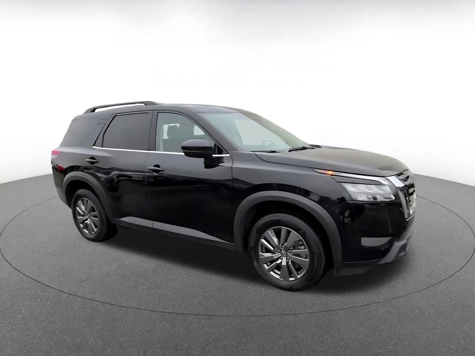 Used 2025 Nissan Pathfinder SV image 2