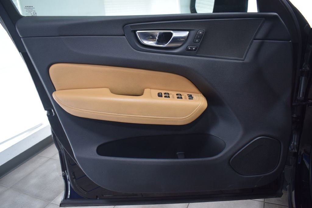 Used 2020 Volvo XC60 T5 Momentum w/ Protection Package Premier image 7