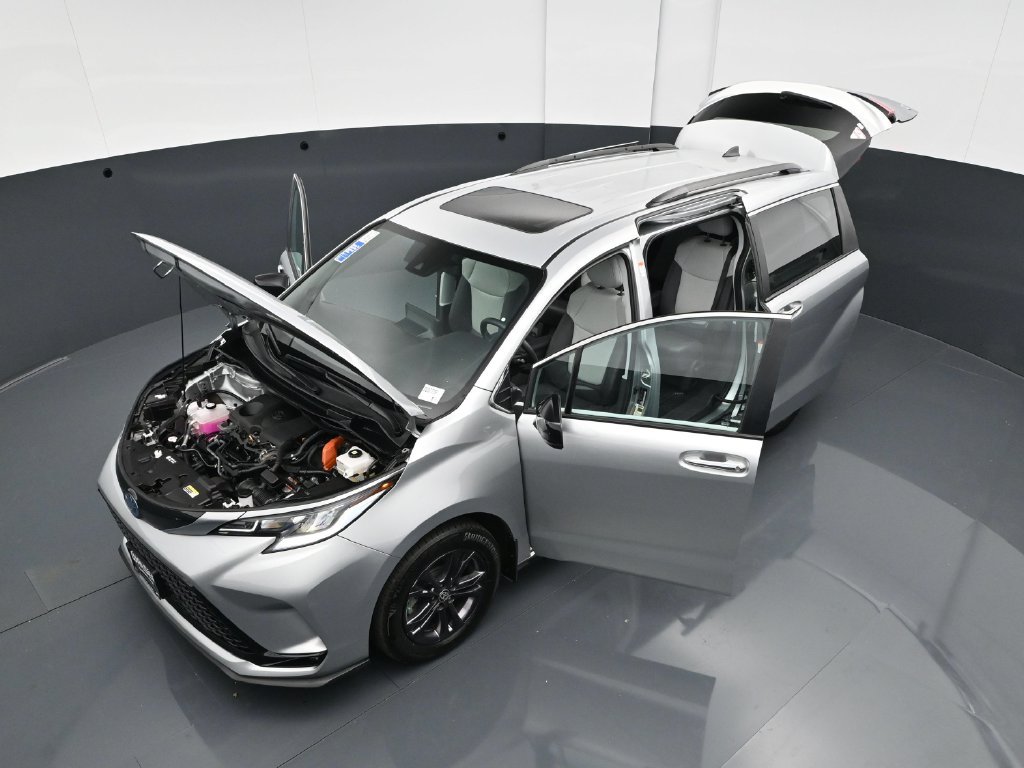 Used 2024 Toyota Sienna XSE AWD/4WD image 41