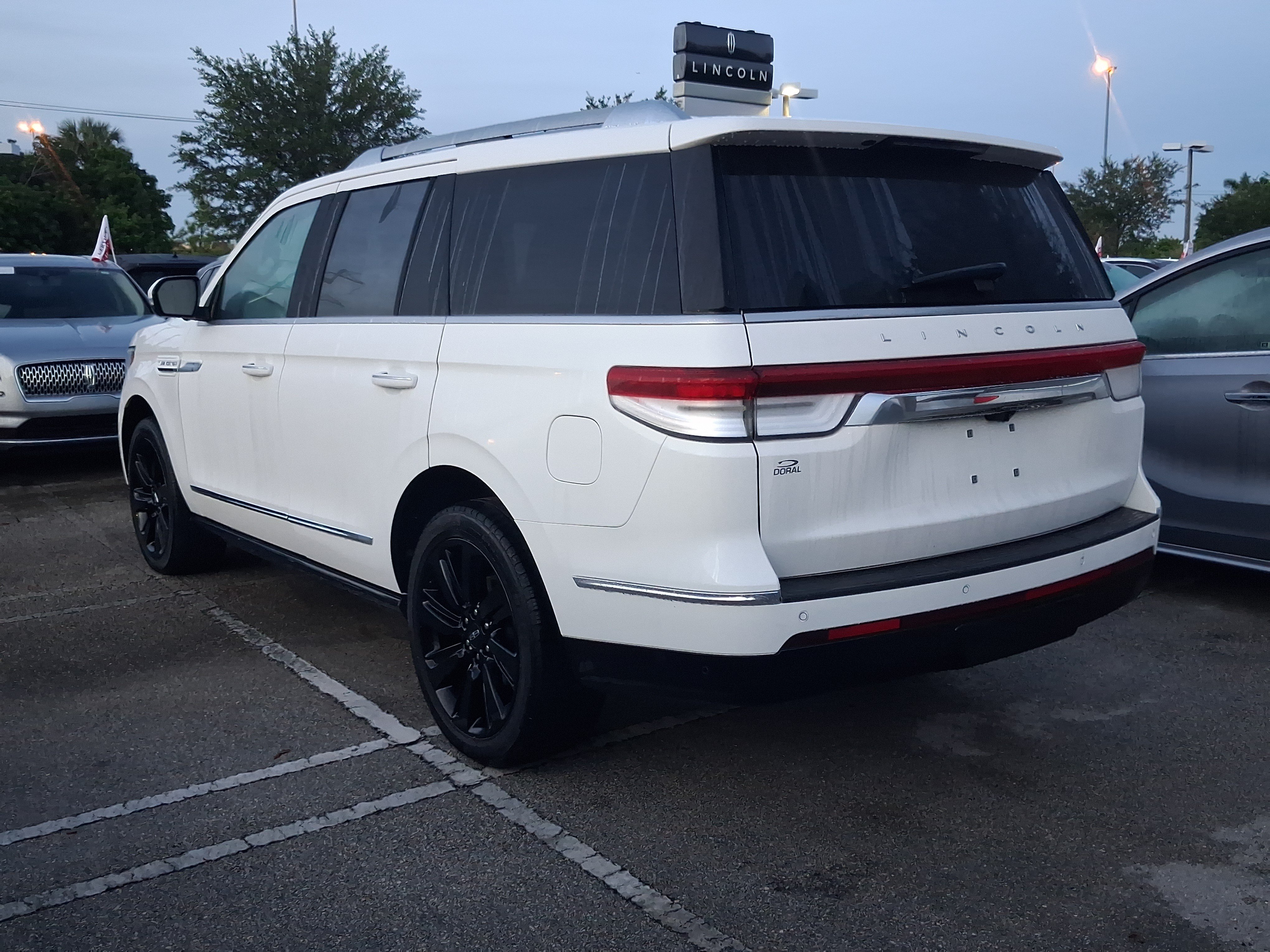 Certified 2023 Lincoln Navigator Reserve w/ Monochromatic Package AWD/4WD image 3