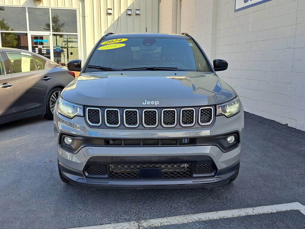 Used 2024 Jeep Compass Latitude image 2