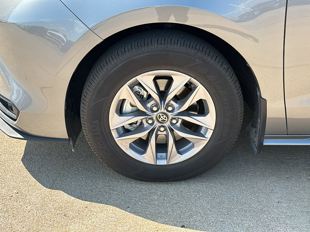 Used 2026 Toyota Sienna LE AWD/4WD image 6