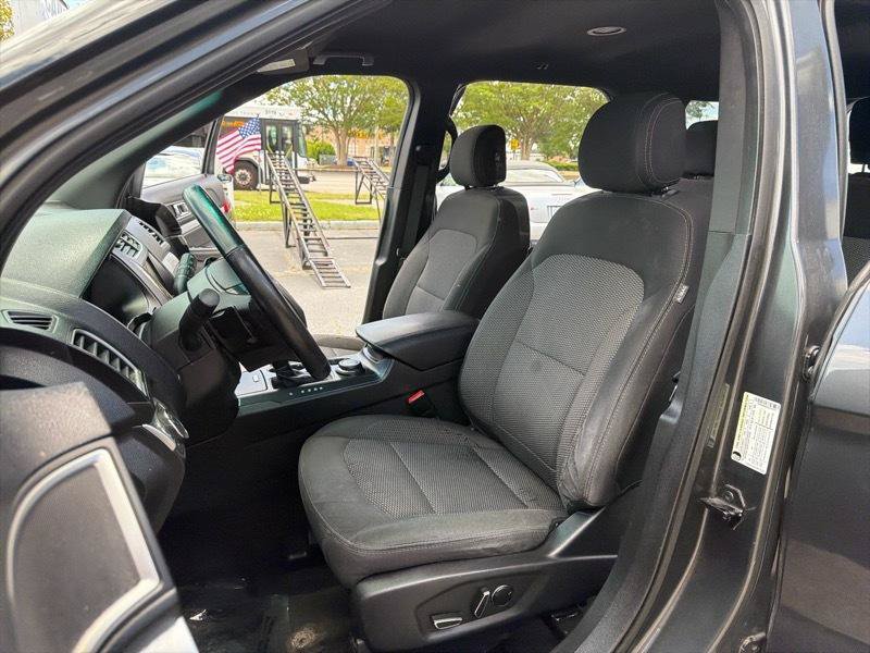 Used 2016 Ford Explorer XLT w/ Equipment Group 201A AWD/4WD image 13