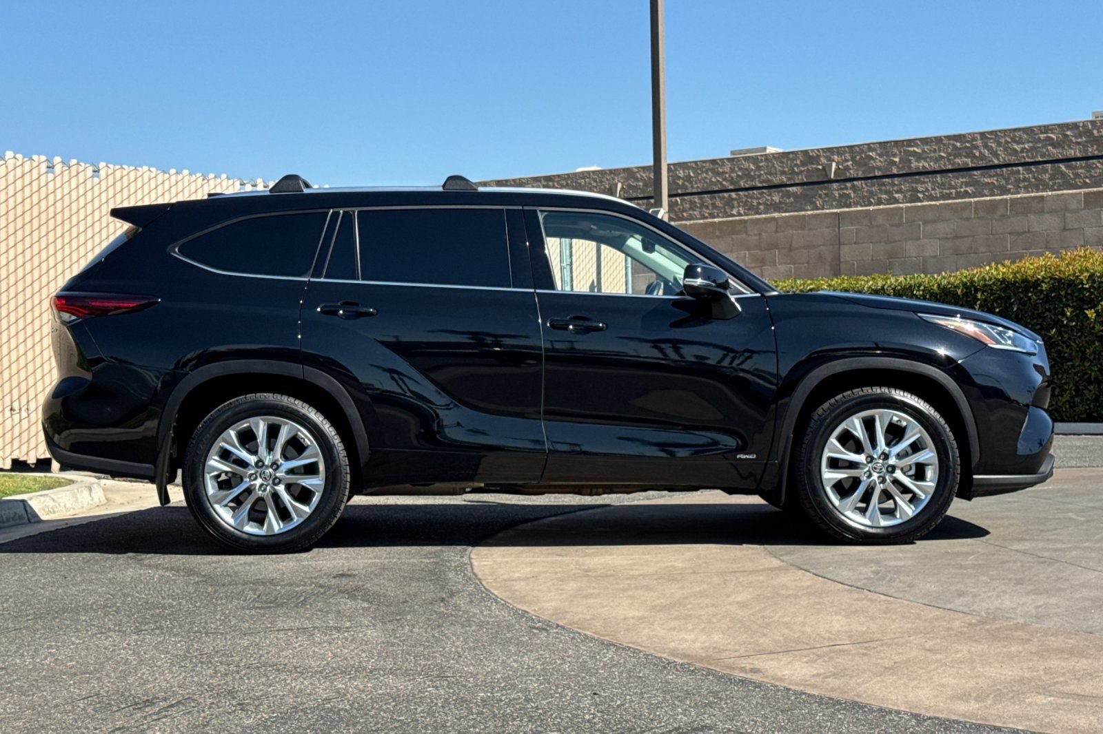 Used 2025 Toyota Highlander Limited AWD/4WD image 3