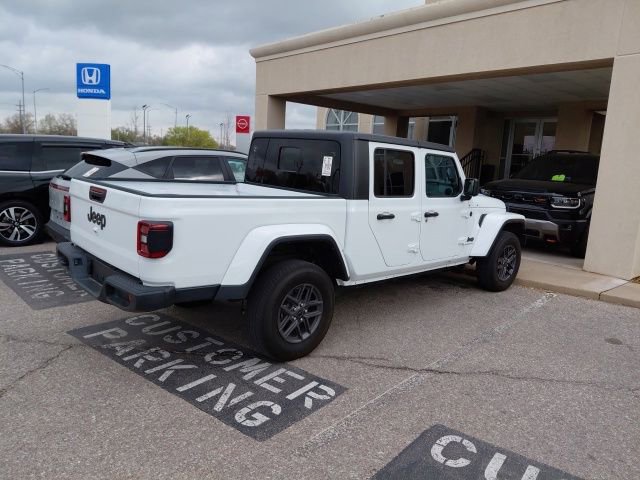 Used 2024 Jeep Gladiator Sport image 2
