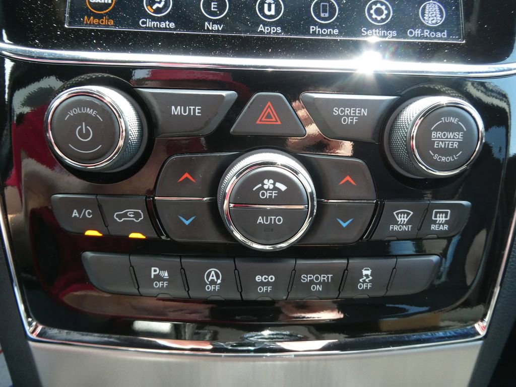 Used 2022 Jeep Grand Cherokee Laredo E AWD/4WD image 28