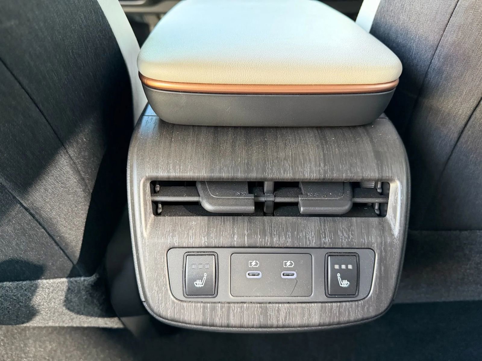 Used 2025 Nissan Ariya AWD image 30