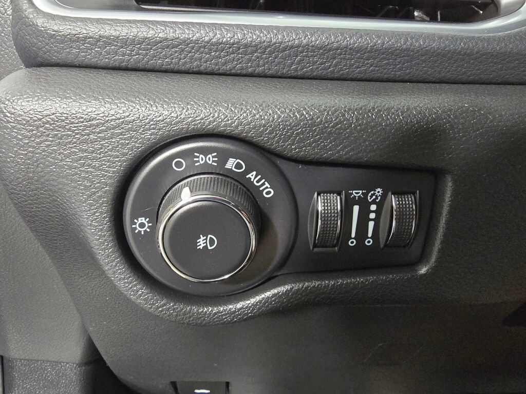 Used 2023 Chrysler Pacifica Limited w/ Uconnect Theater Family Group FWD image 25