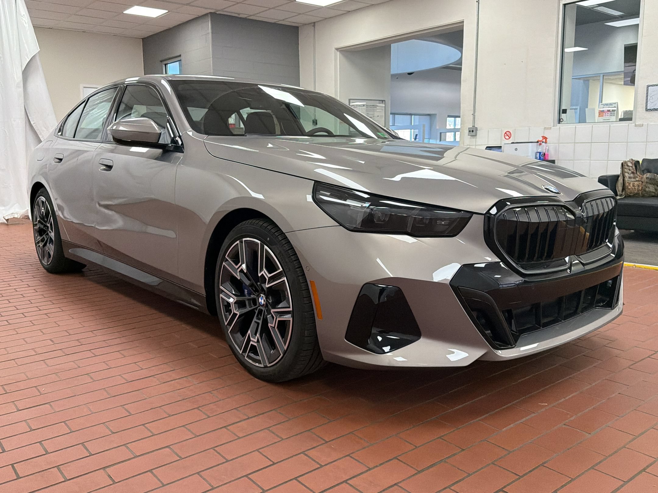 Used 2026 BMW 530i xDrive w/ M Sport Package AWD/4WD image 6