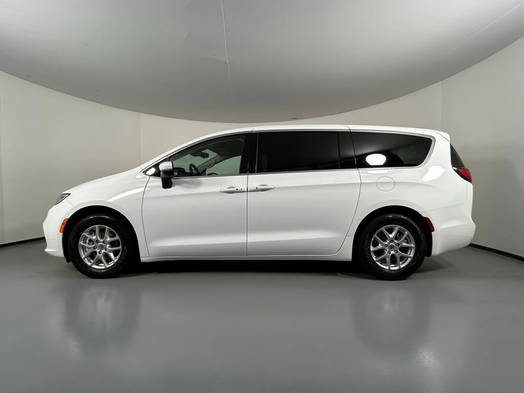 Used 2023 Chrysler Pacifica Touring-L image 4