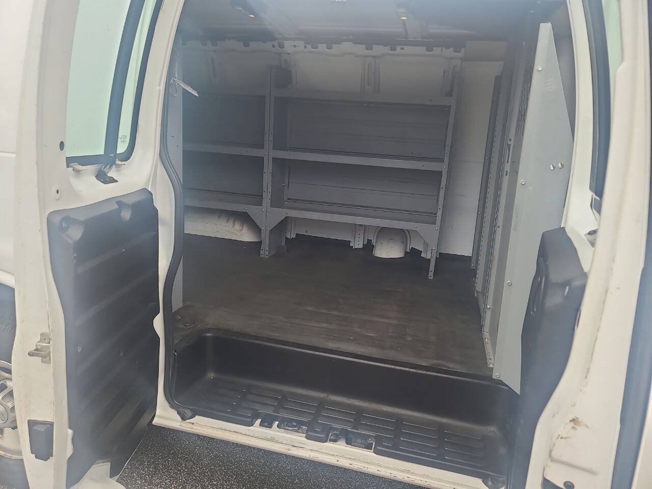 Used 2018 Chevrolet Express 2500 RWD image 24