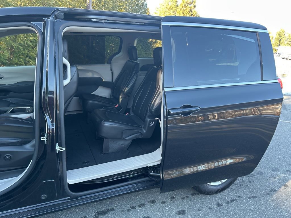 Used 2024 Chrysler Pacifica Touring-L image 24
