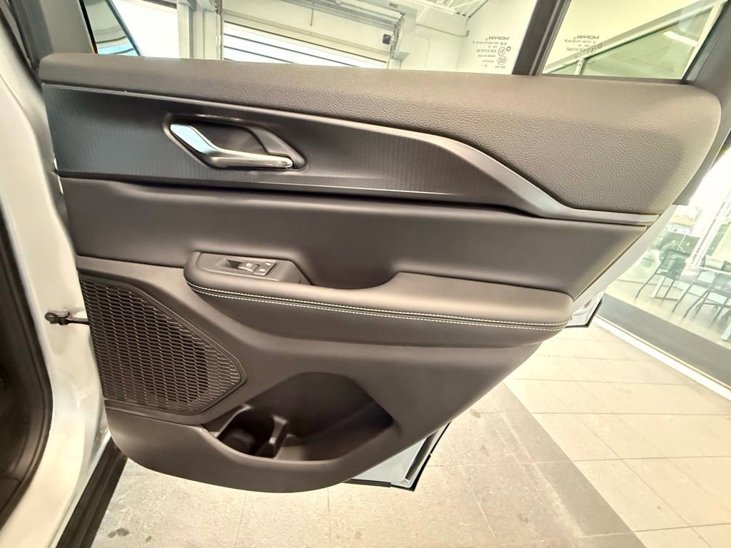 Used 2025 Jeep Grand Cherokee Altitude AWD/4WD image 42